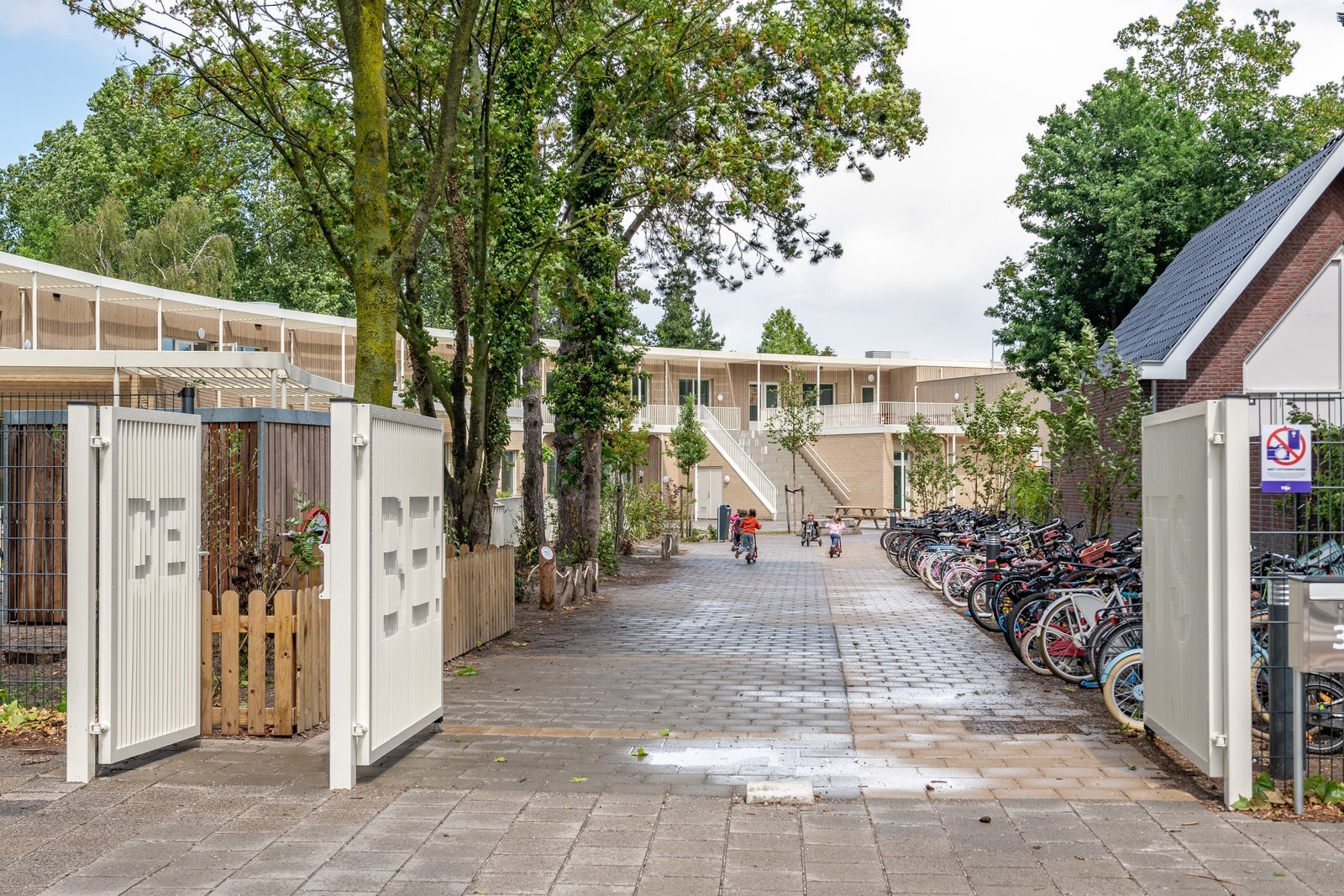 De ingang van het schoolplein aan de Sportparklaan